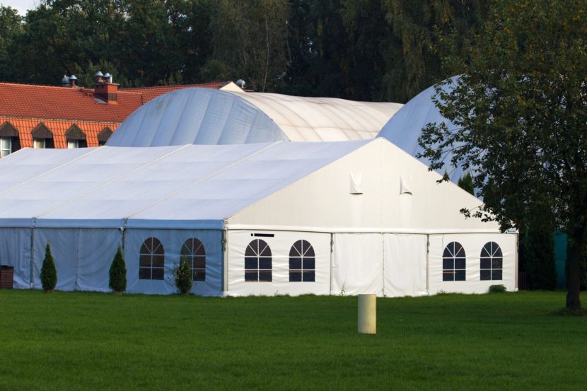 Outdoor event venues are usually a great choice for your wedding banquet.